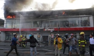 Fuego afecta la tienda china Ming Sheng en la avenida Isabel Aguiar