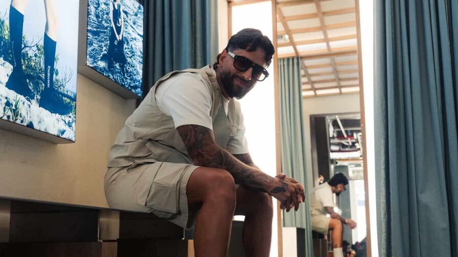 Maluma presenta su colección Golf Gorp en la inauguración de su tienda en Medellín