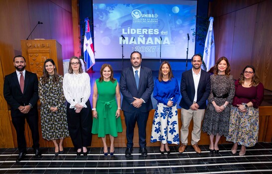 Unibe y la Fundaci&oacute;n Hazoury otorgan becas a estudiantes meritorios