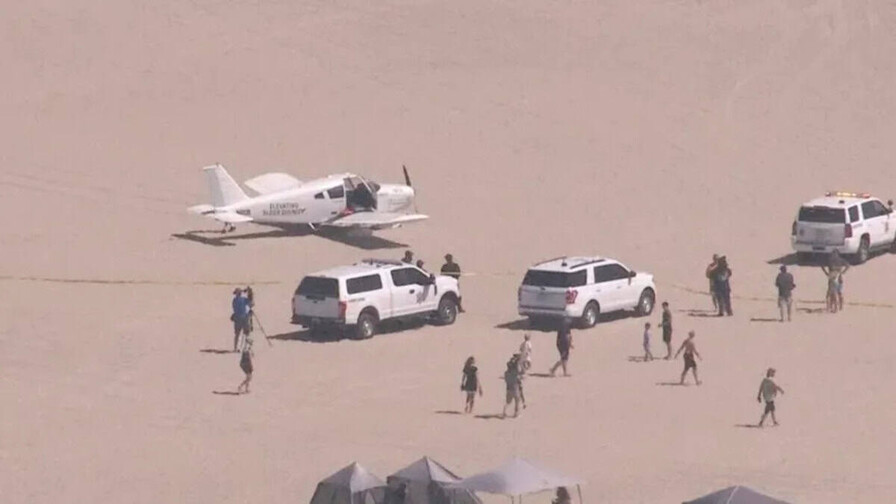 Aterrizaje de emergencia de avioneta en playa de Huntington Beach genera preocupaci&oacute;n