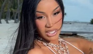 Cardi B presume sus ra&iacute;ces con un bikini con la bandera dominicana