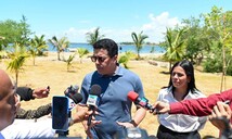 El ministro de Turismo supervisa la intervenci&oacute;n de la playa El Faro, en San Pedro de Macor&iacute;s