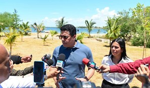 El ministro de Turismo supervisa la intervenci&oacute;n de la playa El Faro, en San Pedro de Macor&iacute;s