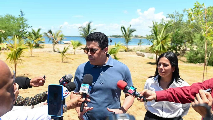 El ministro de Turismo supervisa la intervención de la playa El Faro, en San Pedro de Macorís
