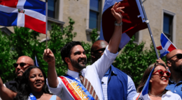 Abuchean a Mamdani y llaman "vendepatria" a asamble&iacute;sta dominicana durante desfile de El Bronx