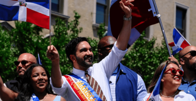 Abuchean a Mamdani y llaman "vendepatria" a asamble&iacute;sta dominicana durante desfile de El Bronx