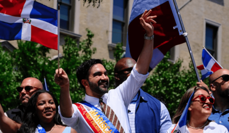 Abuchean a Mamdani y llaman "vendepatria" a asamble&iacute;sta dominicana durante desfile de El Bronx