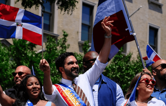 Abuchean a Mamdani y llaman "vendepatria" a asamble&iacute;sta dominicana durante desfile de El Bronx