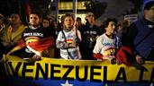 Antes de di&aacute;logo entre gobierno y opositores, manifestantes exigen elecciones en Venezuela