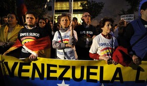 Antes de diálogo entre gobierno y opositores, manifestantes exigen elecciones en Venezuela