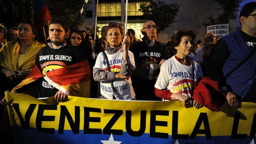 Antes de diálogo entre gobierno y opositores, manifestantes exigen elecciones en Venezuela