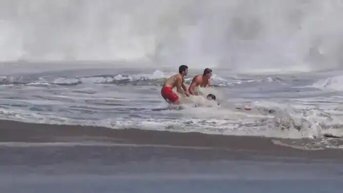 Socorrista salva a un niño de fuertes olas en California y Trump lo invita a la Casa Blanca