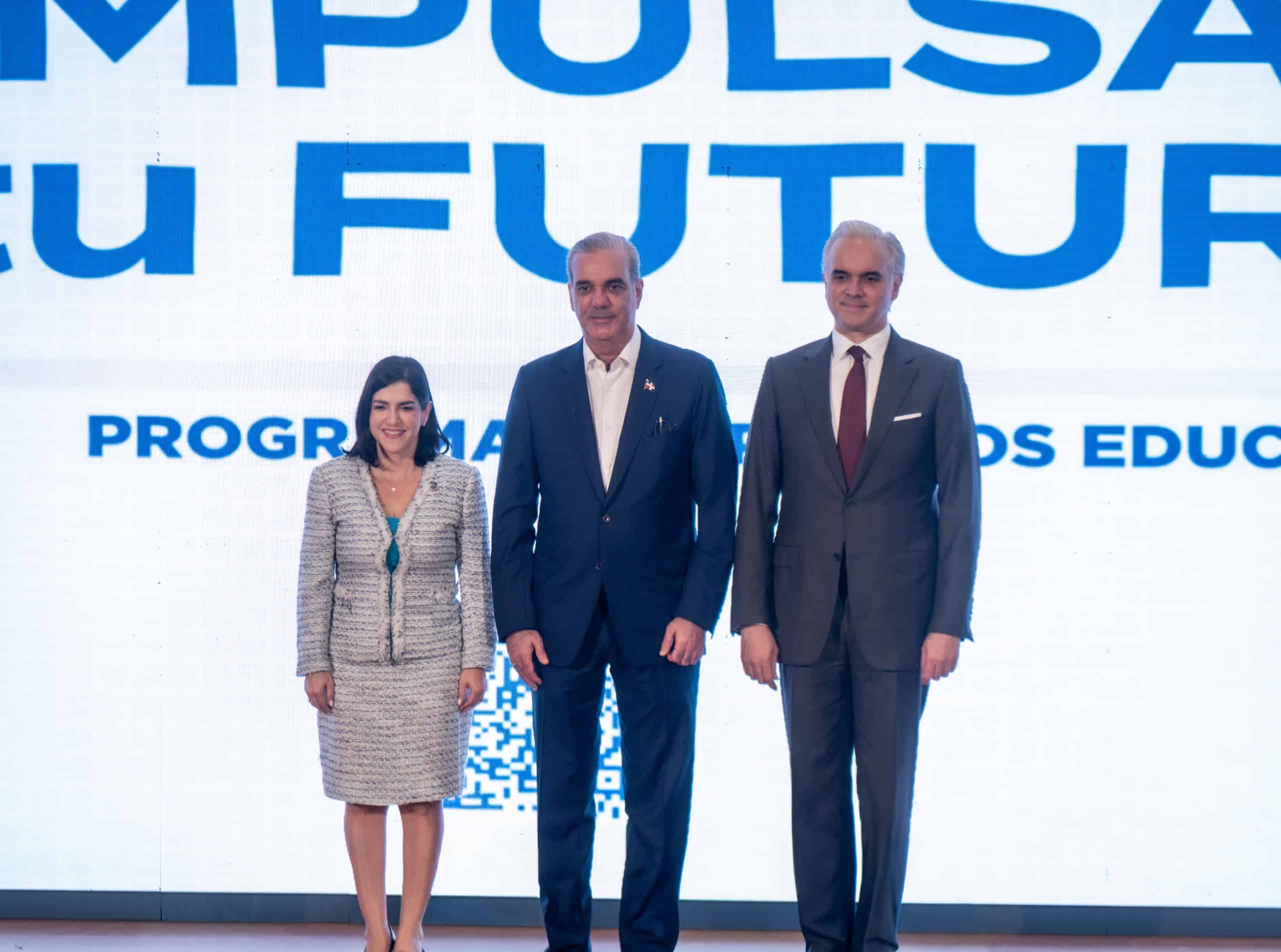 El presidente Luis Abinader (C), el ministro de Educaci&oacute;n, Luis Miguel de Camps y Biviana Riveiro VP Ejecutiva de  Fiduciaria Reservas.