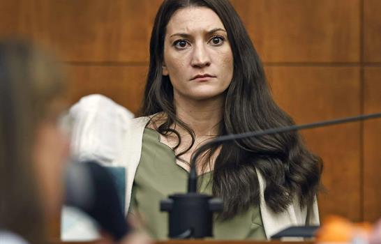 Defensa cuestiona atenci&oacute;n psiqui&aacute;trica que recibi&oacute; Lindsay Clancy antes de matar a sus tres hijos