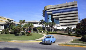 Gobierno cubano reconoce salida de cadenas hoteleras por presi&oacute;n de EE.UU.