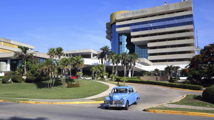 Gobierno cubano reconoce salida de cadenas hoteleras por presión de EE.UU.