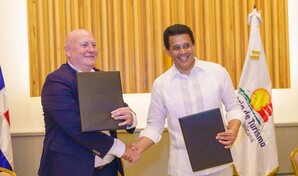 Turismo y entidad firman acuerdo para fortalecer el transporte tur&iacute;stico en RD