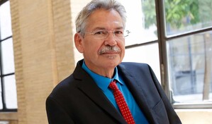 Fallece el escritor Benjamin Alire Sáenz, referente de la literatura latina en EE. UU.