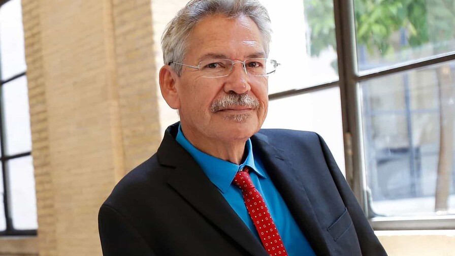 Fallece el escritor Benjamin Alire Sáenz, referente de la literatura latina en EE. UU.