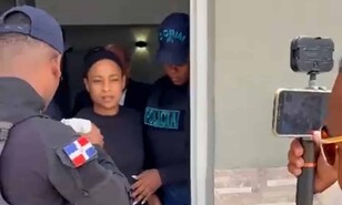 Se entrega a la Polic&iacute;a mujer se&ntilde;alada de ultimar con una estocada a joven en colmado de Hig&uuml;ey