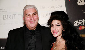 Padre de Amy Winehouse indemnizará a amigas de su hija por disputa sobre objetos de la cantante