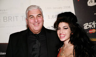 Padre de Amy Winehouse indemnizar&aacute; a amigas de su hija por disputa sobre objetos de la cantante