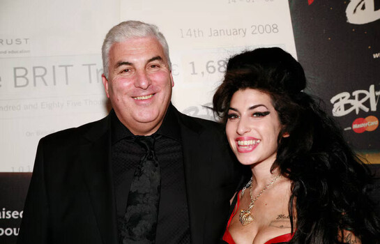 Padre de Amy Winehouse indemnizar&aacute; a amigas de su hija por disputa sobre objetos de la cantante