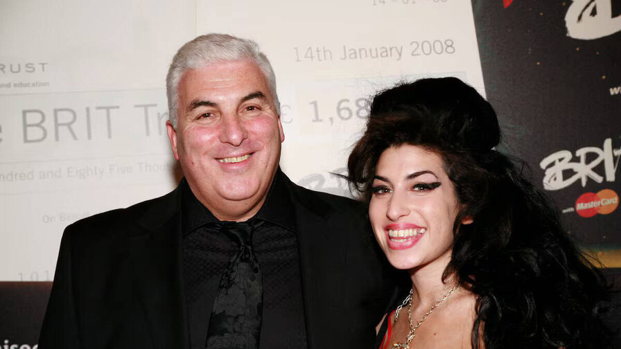 Padre de Amy Winehouse indemnizará a amigas de su hija por disputa sobre objetos de la cantante
