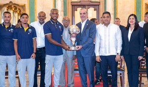 El presidente Luis Abinader recibe y felicita al Salcedo FC por su corona en la LDF