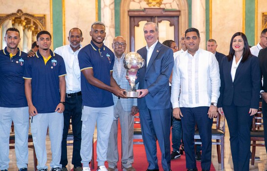 El presidente Luis Abinader recibe y felicita al Salcedo FC por su corona en la LDF