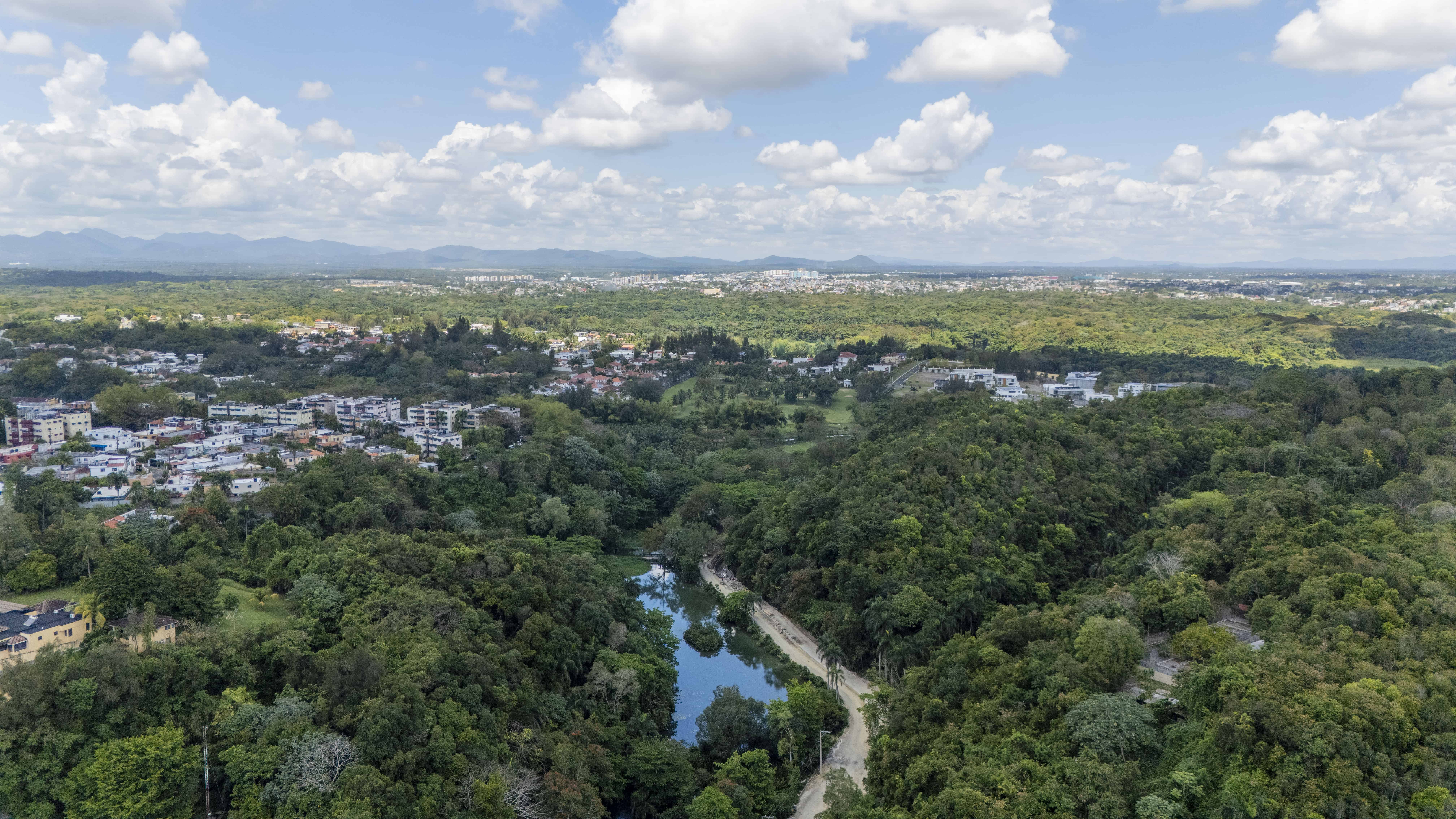 La ciudad tiene el privilegio de contar con un jardín zoologico y un botánico.