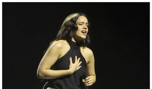 Entre cánticos y brillos, miles de seguidores esperan el debut de Rosalía en Buenos Aires