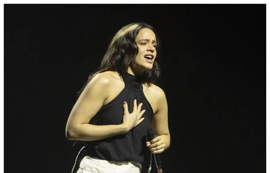 Entre cánticos y brillos, miles de seguidores esperan el debut de Rosalía en Buenos Aires
