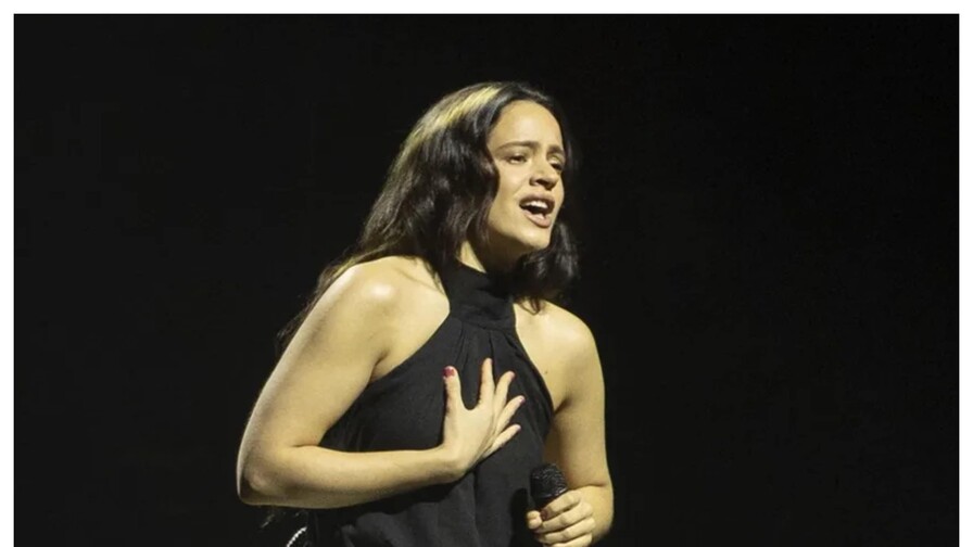 Entre cánticos y brillos, miles de seguidores esperan el debut de Rosalía en Buenos Aires Entre cánticos y brillos, miles de seguidores esperan el debut de Rosalía en Buenos Aires