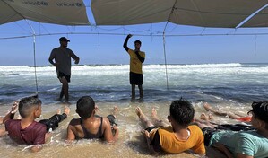 Clases de nataci&oacute;n en las costas de Gaza: Cuando venimos a nadar, nos olvidamos de todo