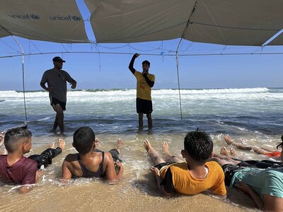 Clases de natación en las costas de Gaza