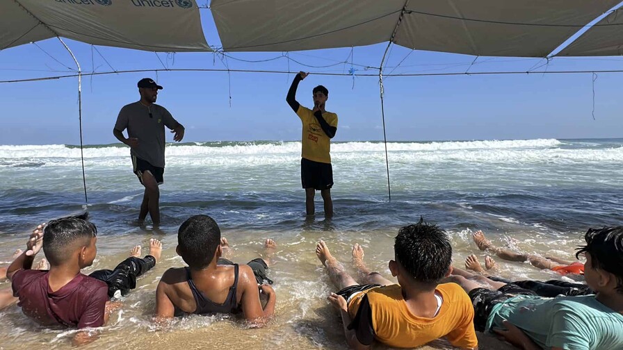 Clases de nataci&oacute;n en las costas de Gaza: Cuando venimos a nadar, nos olvidamos de todo