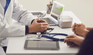 &iquest;C&oacute;mo puedes saber si un m&eacute;dico o centro de salud est&aacute; habilitado por autoridades sanitarias?