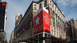 Desmontan ic&oacute;nico letrero de Macy&acute;s tras m&aacute;s de 60 a&ntilde;os en Nueva York