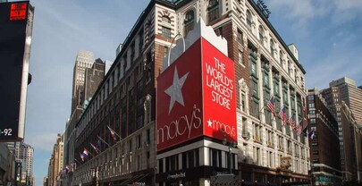 Desmontan ic&oacute;nico letrero de Macy&acute;s tras m&aacute;s de 60 a&ntilde;os en Nueva York