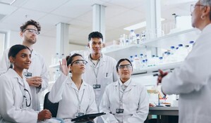 EE. UU. estudia tasa de 100,000 d&oacute;lares a graduados extranjeros que se queden a trabajar
