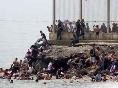 España despliega al Ejército en Ceuta por entrada masiva de migrantes