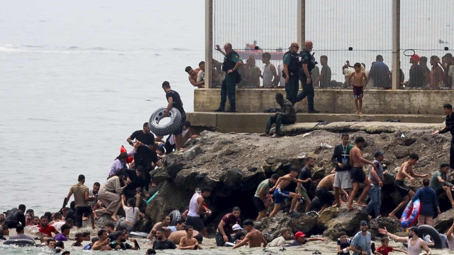 España despliega al Ejército en Ceuta tras entrada masiva de migrantes y muerte de nueve España despliega al Ejército en Ceuta tras entrada masiva de migrantes y muerte de nueve