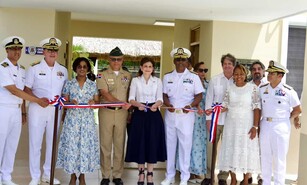 Gobierno entrega destacamento, cinco casas vacacionales y una marina seca para la Armada en Bayah&iacute;be