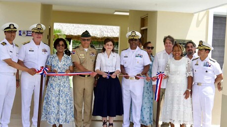 Gobierno entrega destacamento, cinco casas vacacionales y una marina seca para la Armada en Bayah&iacute;be