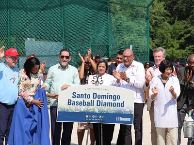 Toronto inaugura el primer diamante de béisbol "Santo Domingo"