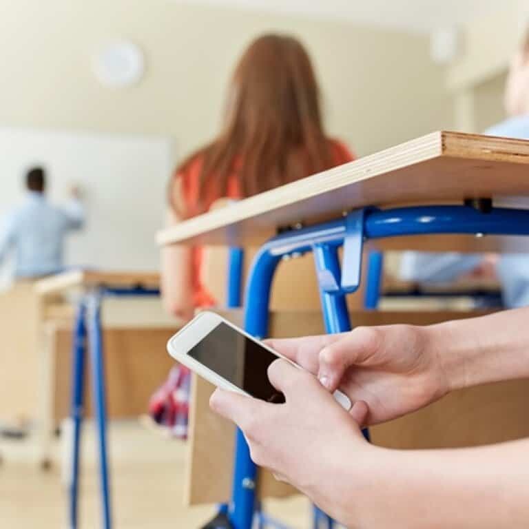 Centros educativos avanzan en protocolos para regular el uso de celulares