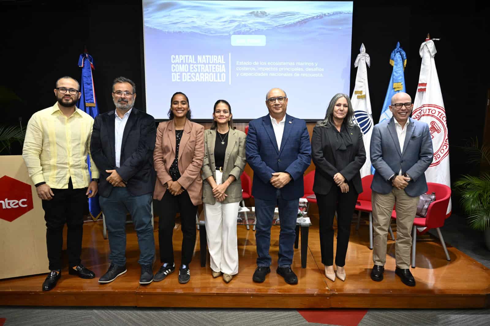 Participantes en el panel capital natural como estrategia de desarrollo.