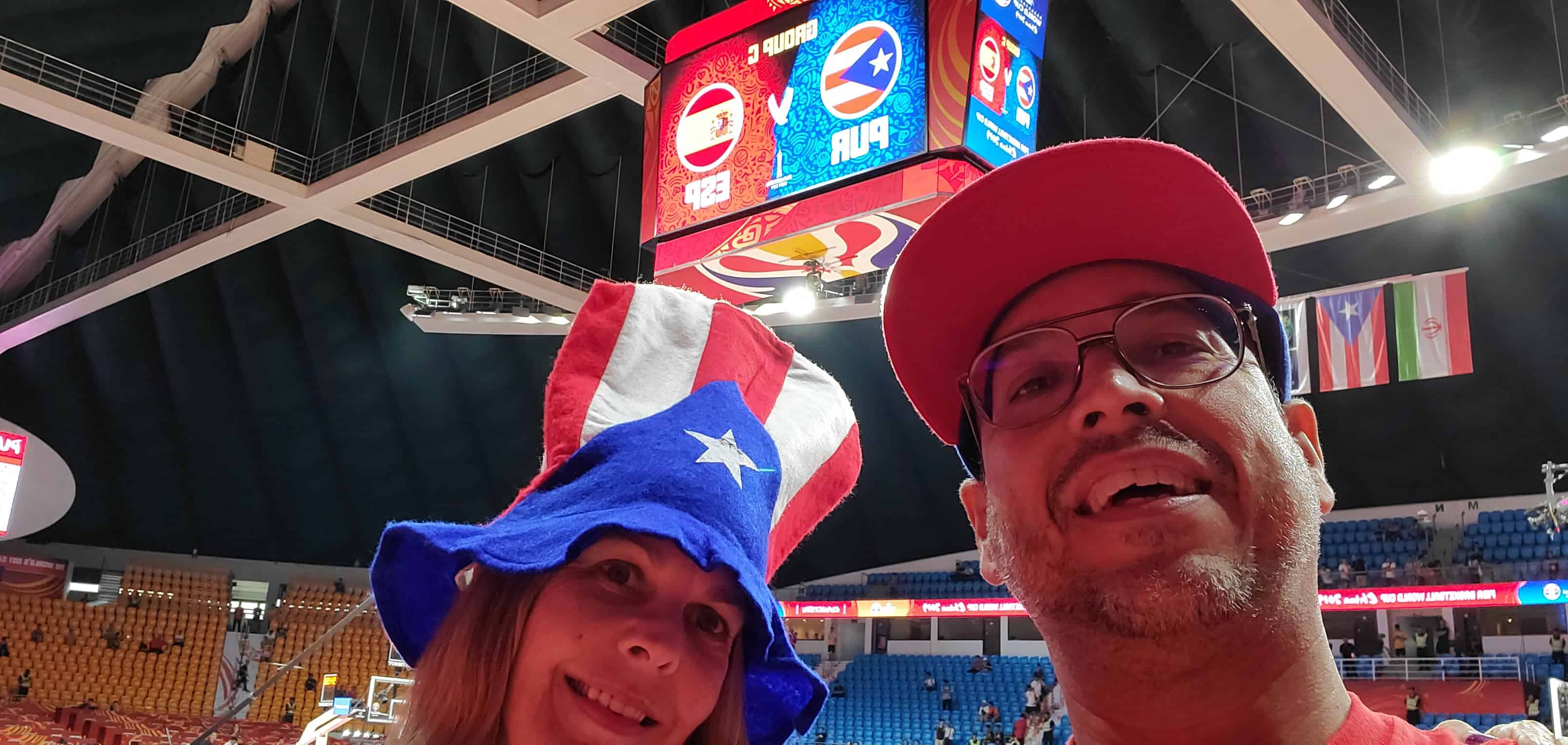 Rafael P&eacute;rez y Vanessa Ortiz tambi&eacute;n siguieron de cerca una de las mejores etapas del baloncesto puertorrique&ntilde;o, marcada por siete clasificaciones consecutivas a la Copa del Mundo FIBA: Toronto 1994, Atenas 1998, Indian&aacute;polis 2002, Jap&oacute;n 2006, Turqu&iacute;a 2010, Espa&ntilde;a 2014 y China 2019.
