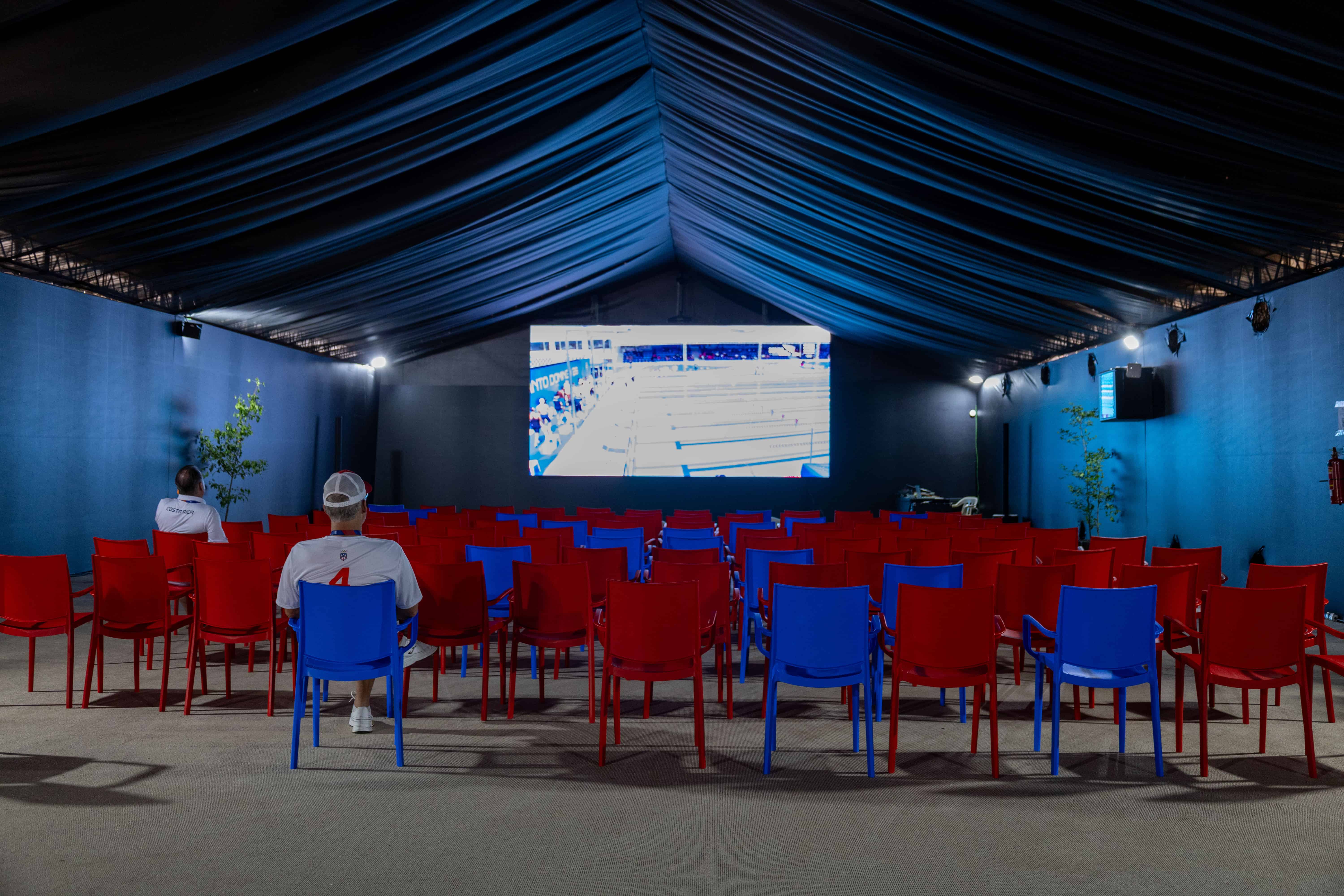 Sala de cine donde los atletas pueden ver los juegos